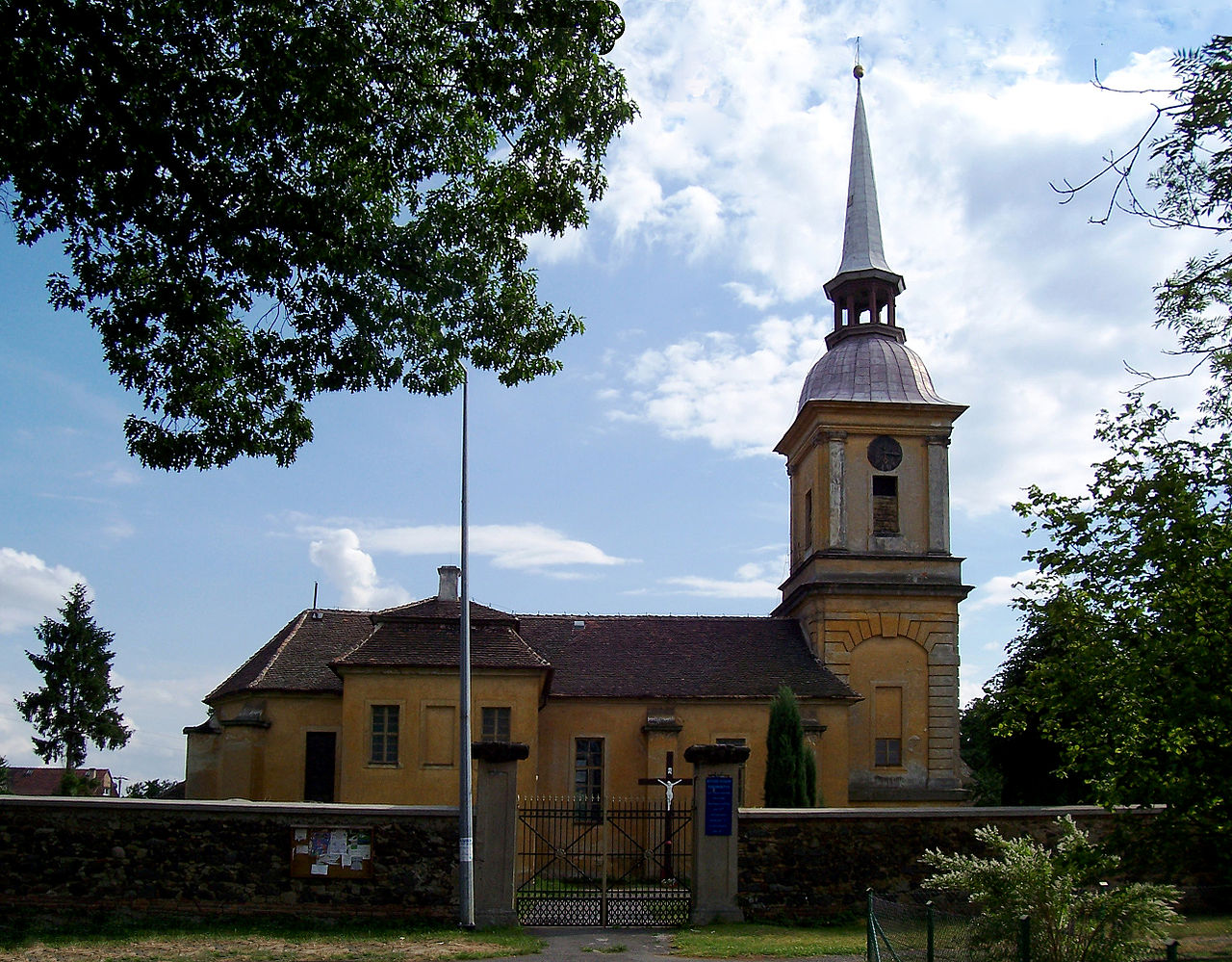 Kościół filialny Świętych Apostołów Piotra i Pawła w Radomierzycach